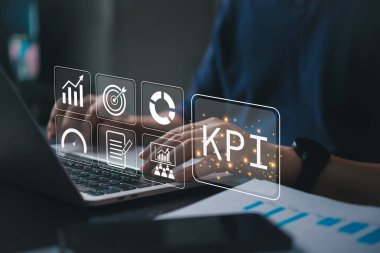 KPI gösterge paneli dizüstü bilgisayarda analitik simge grafikleri ve hedeflerle el ele gösteriyor. Ticari büyüme, veri pazarlama yenilik stratejisi büyümesi ve performans ölçümleri için mükemmel.