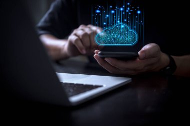 Pürüzsüz veri transferi ve IT veri koruma teknolojisi ai web sitesi kodu yazılımı için akıllı telefonun yanında parlayan mavi bulut simgesi gösteren bulut teknolojisi konsepti