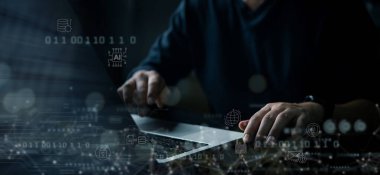 Bilgisayarda çalışan kişinin siber güvenlik kavramı, yapay zeka arayüzü, güvenli ağ, veri koruması, ikili kod ve dijital güvenlik sistemi.