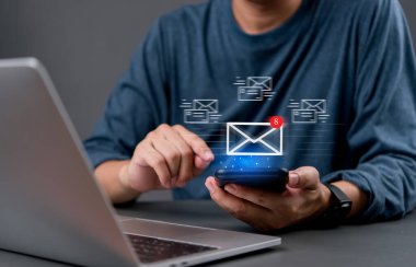 Uçan e- posta simgeleri ve kırmızı uyarı rozeti olan cep telefonu, dijital iletişim, e-posta pazarlama, çevrimiçi mesaj uyarı sistemi ve mobil uygulama UI tasarımı.