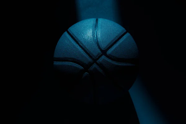 Баскетбольный Мяч Естественным Освещением Синем Фоне Синий Цветовой Фильтр Концепция — стоковое фото
