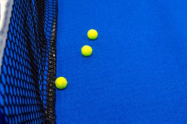 Sarı tenis topları mavi sahada. Yatay spor posteri, tebrik kartları, başlıklar, web sitesi