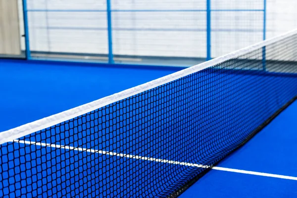蓝色球场上的羽毛球和网球网 网球比赛的概念 横向体育海报 — 图库照片