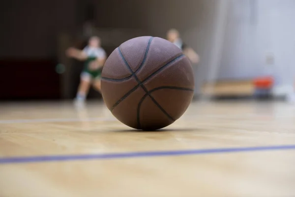 Uma Bola Basquete Chão Madeira Como Fundo Conceito Desporto Equipa — Fotografia de Stock