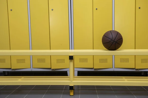Hnědý Basketbal Žluté Lavičce Šatně Horizontální Sportovní Plakát Blahopřání Záhlaví — Stock fotografie