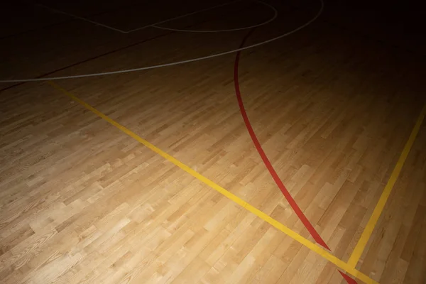 木製の床バスケットボール バドミントン フットサル ハンドボール バレーボール サッカー サッカーコート 木製の床室内 ジムコート上のマーキング線とスポーツホールの木製の床 — ストック写真