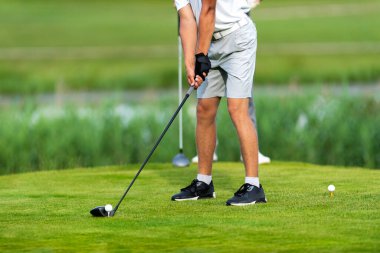 Profesyonel golfçü iş başında. Yatay spor ve golf kulübü, kurs temalı poster, tebrik kartları, başlıklar, web sitesi ve uygulama