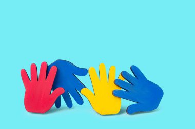 Mavi arka planda renkli yapboz elleri. Dünya Otizm Farkındalık Günü Kavramı