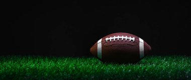 Amerikan futbolu yeşil çimlerde, siyah arka planda. Yatay spor temalı poster, tebrik kartları, başlıklar, web sitesi ve ap