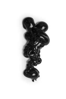 Çamur ya da kömür maskesi vuruşu beyaza izole edilmiş