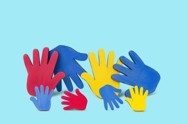 Mavi arka planda renkli yapboz elleri. Dünya Otizm Farkındalık Günü Kavramı