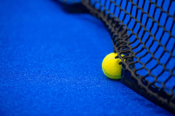 노란색 테니스와 파델볼 파란색 코트에 있습니다 스포츠 포스터 인사말 사이트 — 스톡 사진