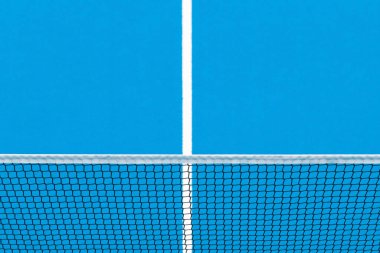 Mavi padel, tenis ağı ve sert kort. Tenis yarışması konsepti. Yatay spor temalı poster, tebrik kartları, başlıklar, web sitesi ve ap
