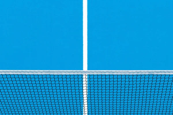 ブルーパデルとテニスネットとハードコート テニス競技の概念 水平スポーツのテーマのポスター グリーティングカード ヘッダー ウェブサイトとアプリ — ストック写真