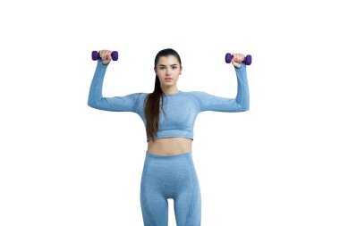 Genç, mutlu bir kadın, beyaz arka planda aptallarla fitness yapıyor. İnternette spor yapma konsepti. Vintage renk filtresi