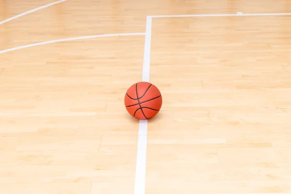 Оранжевый Баскетбольный Мяч Паркете Горизонтальный Плакат Спортивной Тематики Поздравительные Открытки — стоковое фото