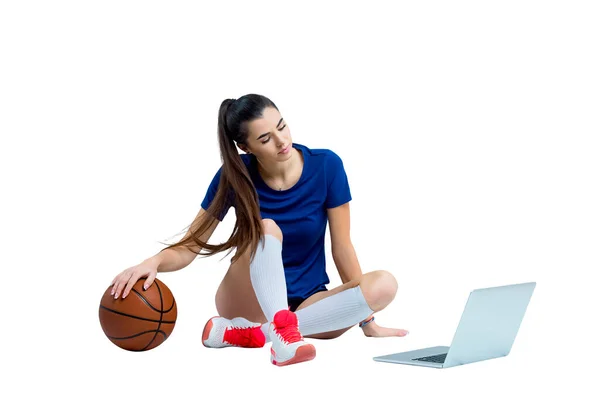 소녀는 가지고 운동을 하면서 노트북으로 온라인 강의를 있습니다 스포츠 코치는 — 스톡 사진
