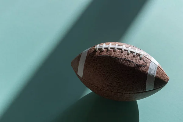 ミントカラーのアメリカンフットボールレザーボール 最上階だ ゲーム機器水平スポーツのテーマポスター グリーティングカード ヘッダー ウェブサイトやアプリ — ストック写真