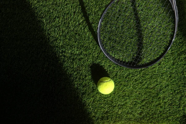 テニスラケットと緑の芝生のボールの上のビュー 水平スポーツポスター グリーティングカード ヘッダー ウェブサイト — ストック写真