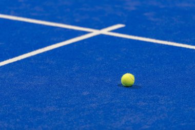 Mavi çimenlikteki kortta sarı tenis topu. Yatay spor posteri, tebrik kartları, başlıklar, web sitesi
