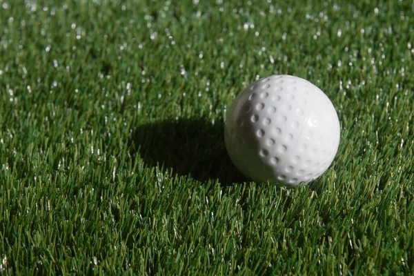 緑の芝生の上で白いディンプルホッケーボールとゴルフボール 水平スポーツのテーマのポスター グリーティングカード ヘッダー ウェブサイトとアプリ — ストック写真