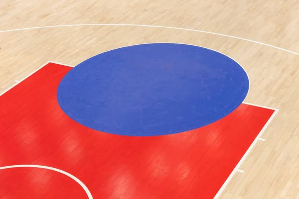 木製の床バレーボール バスケットボール バドミントン フットサル ハンドボールコート 木製の床室内 ジムコート上のマーキングラインを持つスポーツホールの木製の床 — ストック写真