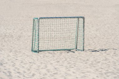 Futbol ve hentbol kapısı ve kum üzerinde ağ. Yatay spor temalı poster, tebrik kartları, başlıklar, web sitesi ve uygulama