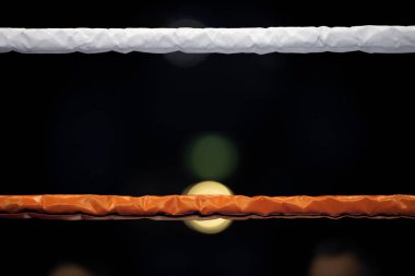 Bulanık spot ışıklarıyla boks ringinin ipleri. Yatay spor temalı poster, tebrik kartları, başlıklar, web sitesi ve uygulama. Profesyonel spor konsepti.