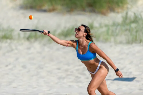一个女人在海滩上打网球 职业体育概念 横向体育主题海报 网站和应用程序 — 图库照片