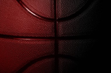 Kırmızı basketbol topu dokusu arkaplanının yakın plan detayları. Yatay spor temalı poster, tebrik kartları, başlıklar, web sitesi ve uygulama