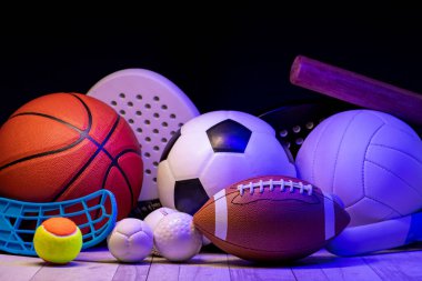 Spor aletleri, raketler ve toplar parke kort zemininde, neon ışıklı arka planda. Yatay eğitim ve spor afişi, tebrik kartları, başlıklar, websitesi