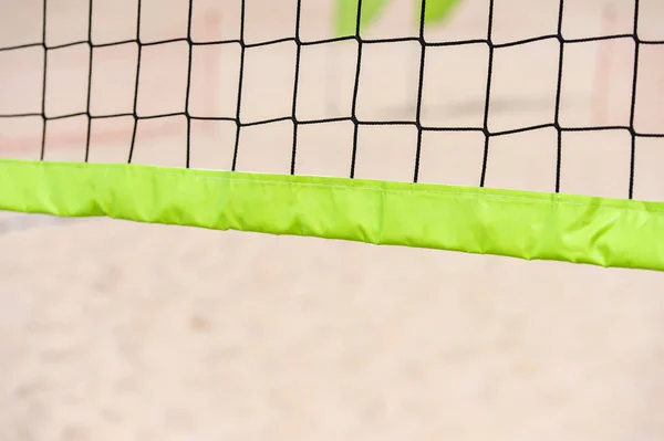 Bola Voli Pantai Dan Jaring Tenis Pantai Latar Belakang Pasir — Stok Foto