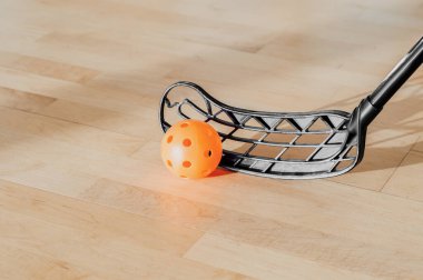 Sert ahşap kortta zemin çubuğu ve turuncu top. Yatay spor temalı poster, tebrik kartları, başlıklar, web sitesi ve uygulama