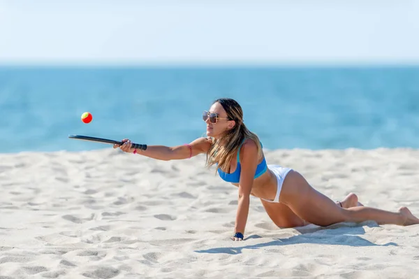 一个女人在海滩上打网球 职业体育概念 横向体育主题海报 网站和应用程序 — 图库照片