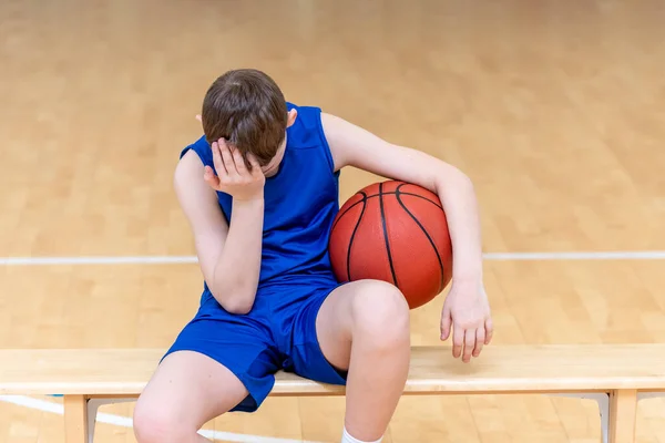 在体育课上拿篮球的男孩很失望 — 图库照片