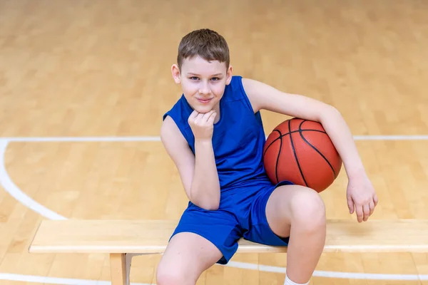 Schulkind Beim Basketball Einer Sportstunde Horizontales Sport Themenposter Grußkarten Kopfzeilen — Stockfoto