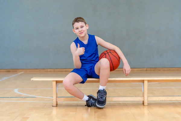 Schulkind Beim Basketball Einer Sportstunde Horizontales Sport Themenposter Grußkarten Kopfzeilen — Stockfoto