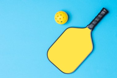 Sarı yankesicilik raketi ve top mavi arka planda. Yatay eğitim ve spor afişi, tebrik kartları, başlıklar, websitesi