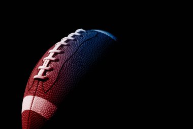 Neon Amerikan futbol topu siyah arka planda. Yatay spor temalı poster, tebrik kartları, başlıklar, web sitesi ve uygulama