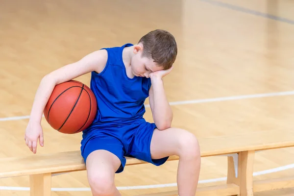 Trauriger Enttäuschter Junge Mit Basketballball Sportunterricht — Stockfoto