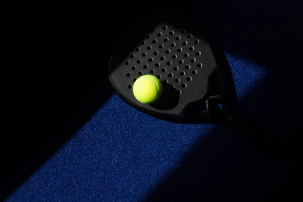 Fekete Professzionális Lapát Tenisz Ütő Labda Természetes Világítás Kék Háttérrel — Stock Fotó