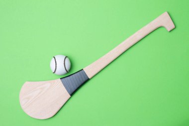 Yeşil arka planda yarasa ve sloitar fırlatmak. Yatay spor temalı poster, tebrik kartları, başlıklar, web sitesi ve uygulama