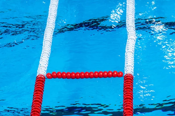 Kapalı Alanda Boş Bir Yüzme Havuzu Manzarası Yarışma Yüzme Havuzunun — Stok fotoğraf