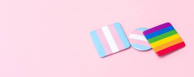 Igbt Derneği ve Trascinsiyet rozetleri, pembe arka planda transseksüel. Yatay tolerans posteri, tebrik kartları, başlıklar, web sitesi