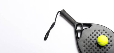 Beyaz arka planda siyah profesyonel raket ve top. Yatay spor temalı poster, tebrik kartları, başlıklar, web sitesi ve uygulama