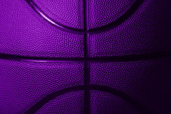 紫色のバスケットボールボールの質感の背景の詳細を閉じます 水平スポーツのテーマのポスター グリーティングカード ヘッダー ウェブサイトとアプリ — ストック写真