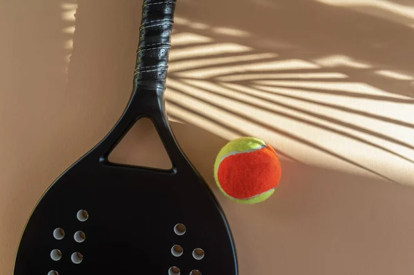 黑色职业沙滩网球拍和米色背景的球 横向体育主题海报 网站和应用程序 — 图库照片