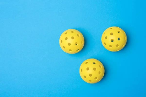 Mavi arka planda sarı picleball topları. Yatay eğitim ve spor afişi, tebrik kartları, başlıklar, websitesi