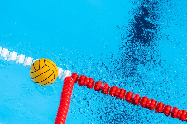 Gelber Wasserball Ball Auf Der Schwimmbadoberfläche Für Spiel Wettkampf Und — Stockfoto
