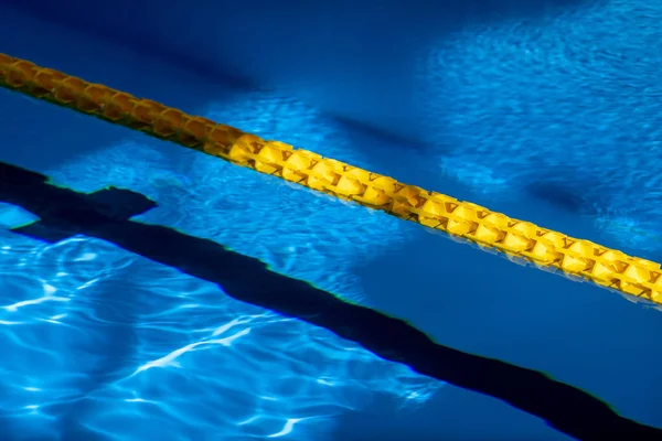 Utsikten Över Tom Offentlig Pool Inomhus Tävlingssimbassäng Horisontell Sport Tema — Stockfoto